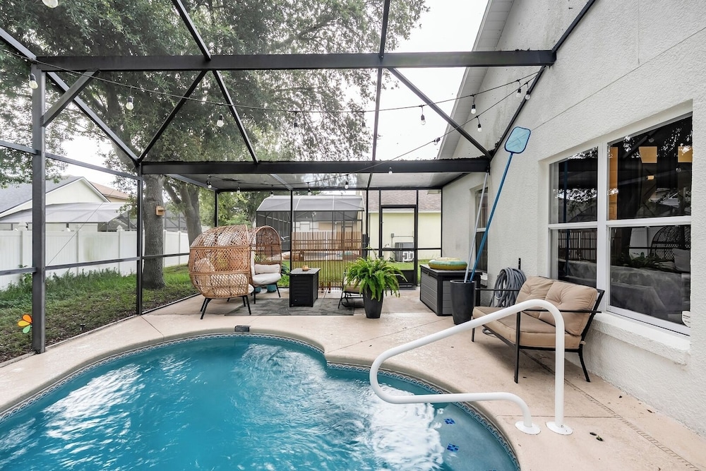 Bright Queen BR + Pool Retreat Near Disney