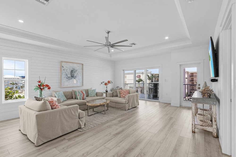 673 White Sands Retreat: Bay Views, Pool, Elevator 5 Bedroom Home
