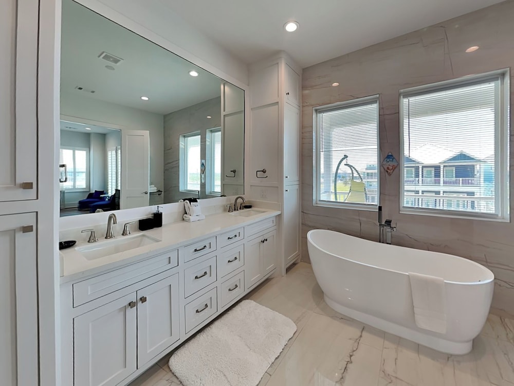 Seabreezy Lane by Ryson Vacation Rentals