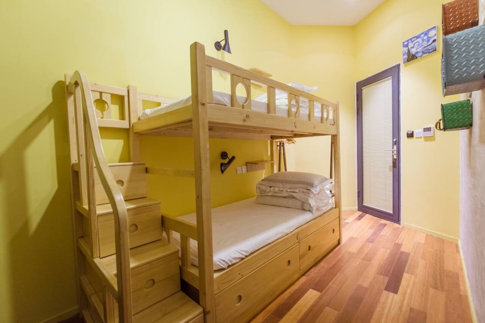 J Trip Youth Hostel