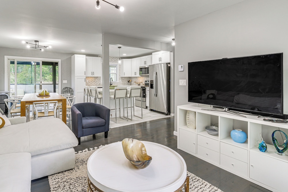 3 Mi to Main St: Modern New Paltz Home