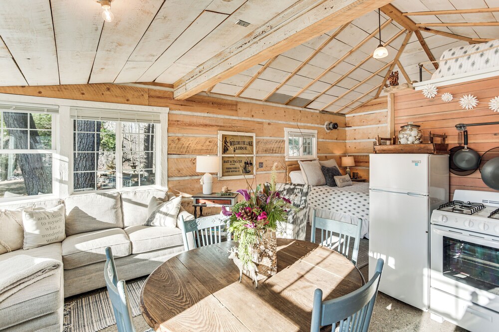 4 Mi to Main Street: Riverfront Minnesota Cabin