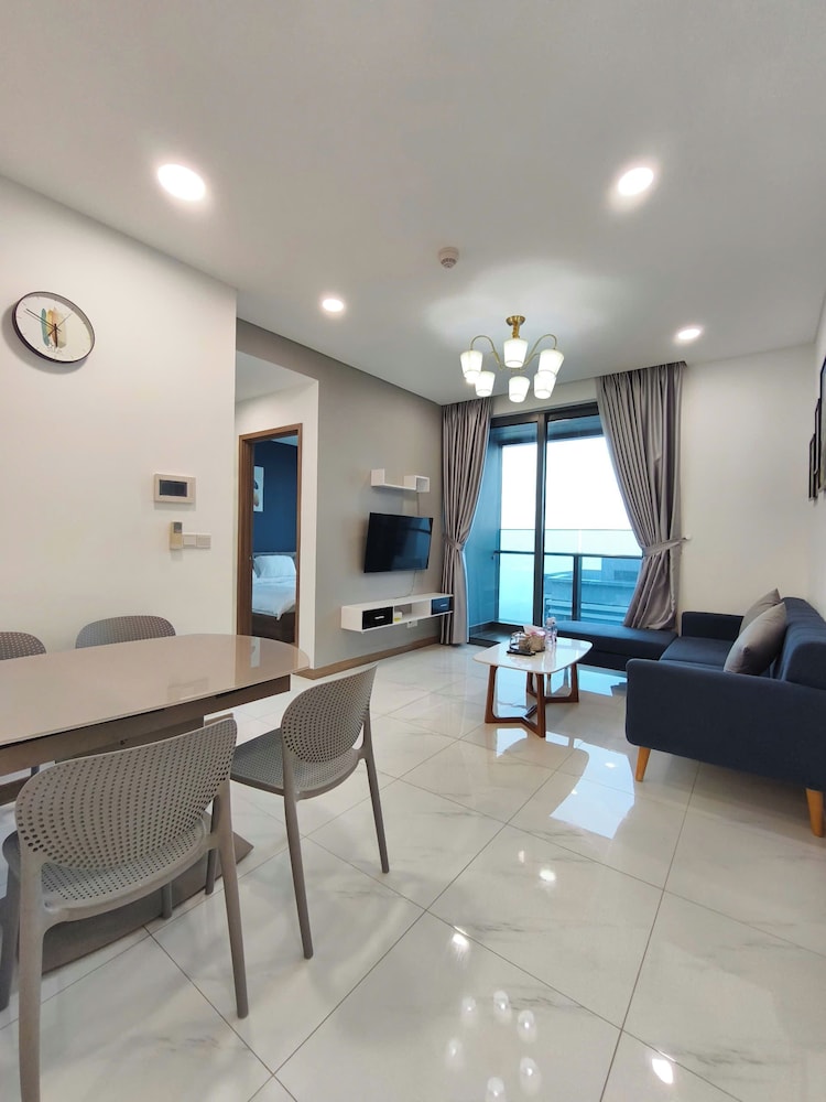 Skyway White & Silver Riverside Resident - Binh Thanh, HCM