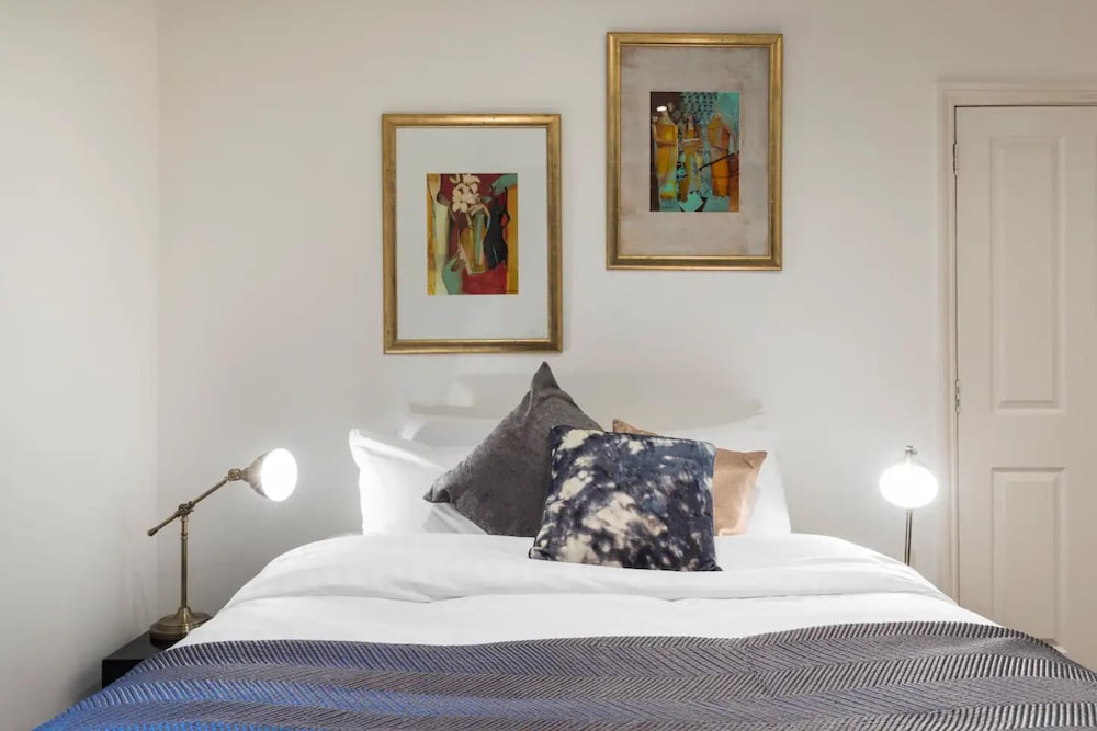 Bright and Modern 2 Bedroom Apartment in Earl's Court