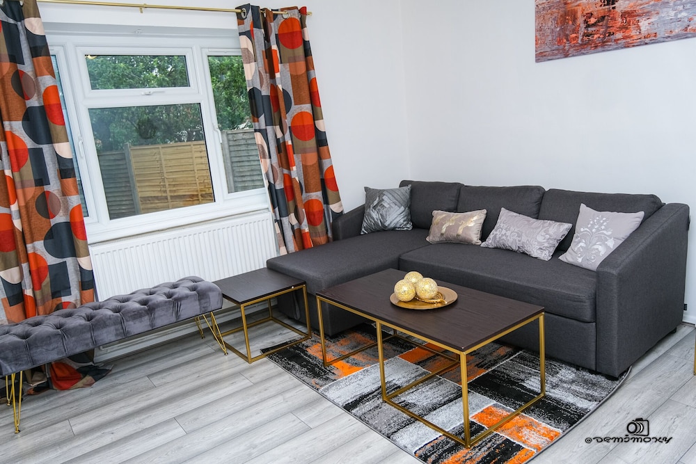 Walsall Vacations - Cosy Home With Private Parking - Property Image 15