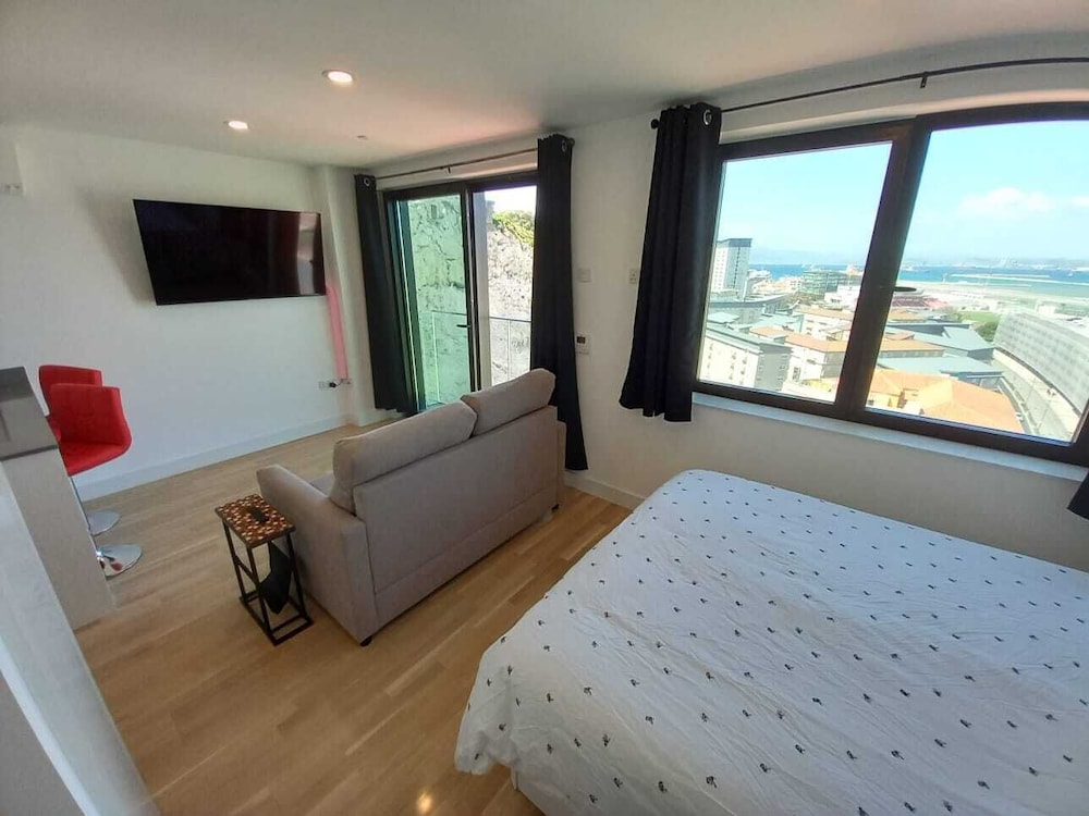 Stunning 1-bed Luxury Studio in Gibraltar view 3