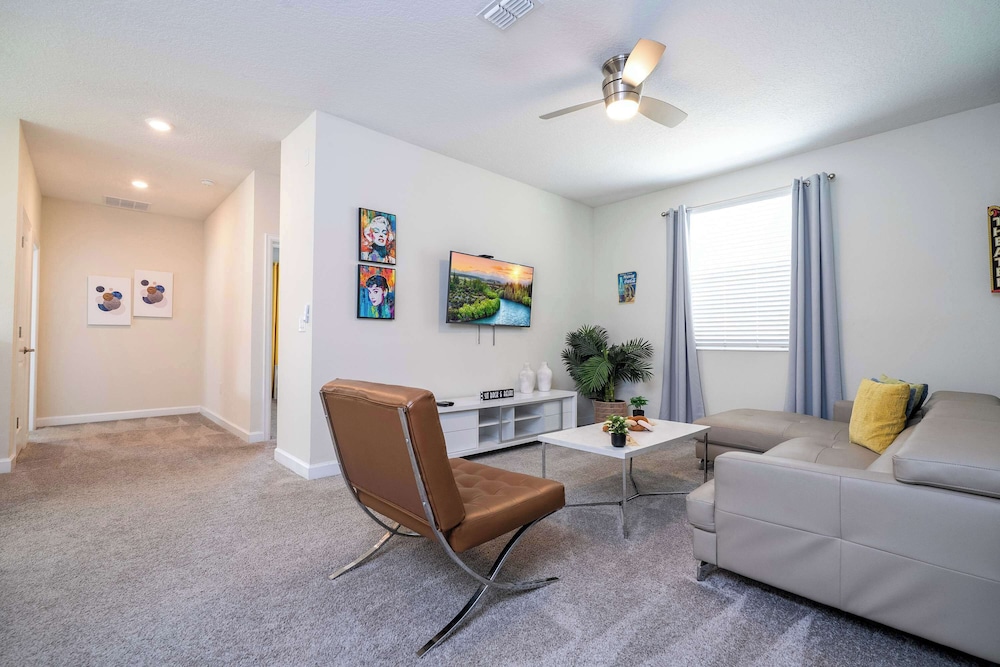 Stunning Game Room & Pool Jacuzzi Storey Lake 2799