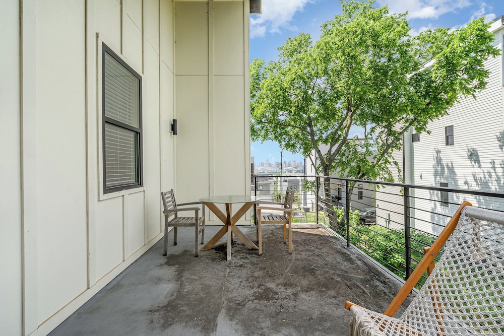 Jade - Private Patio and Balcony - Near Germantown