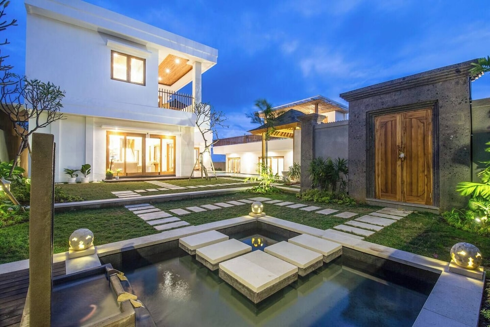 Luxurious 6 BR With Sea View, 5 Mins to Savaya