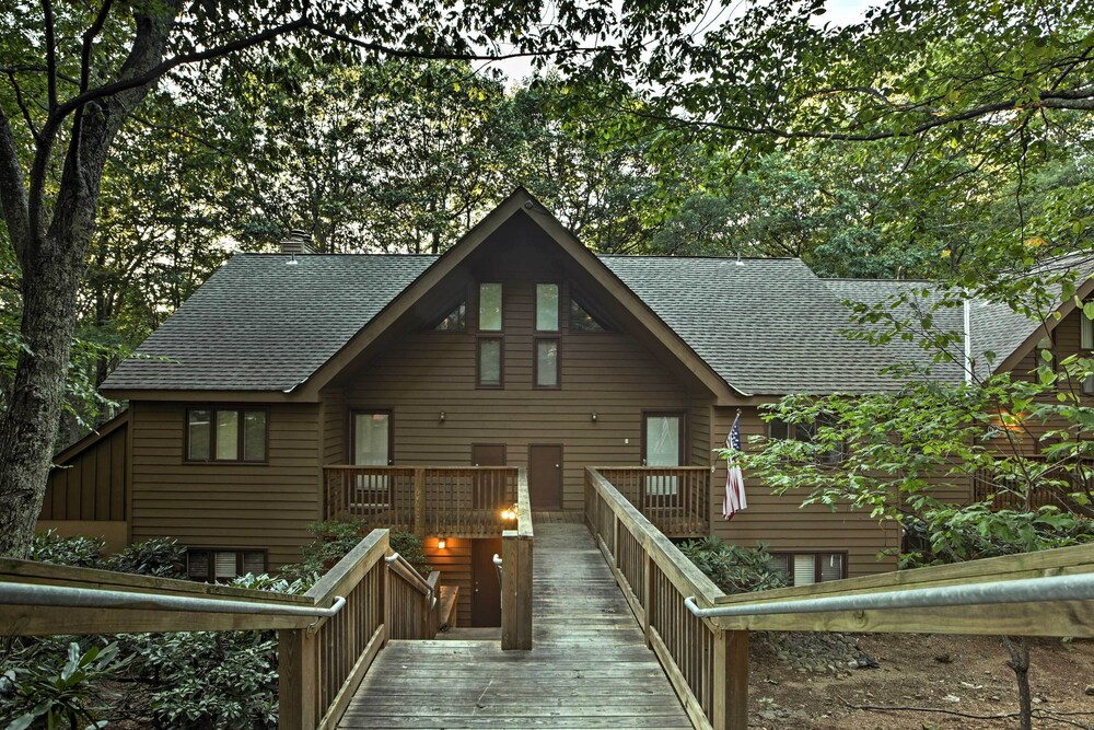 Wintergreen Resort Mountain Condo w/ Pool Access! view 3
