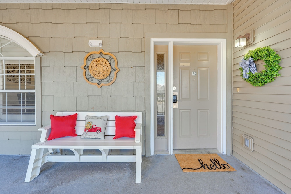 Walk to Branson Strip: Inviting Condo!