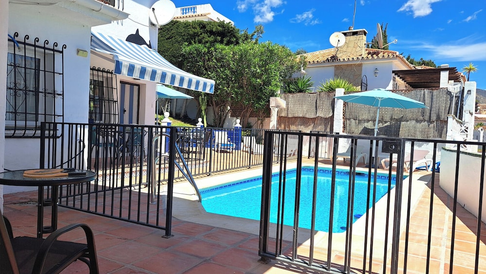 2 Bed Villa - Sleeps 5 - Private Pool & Garden