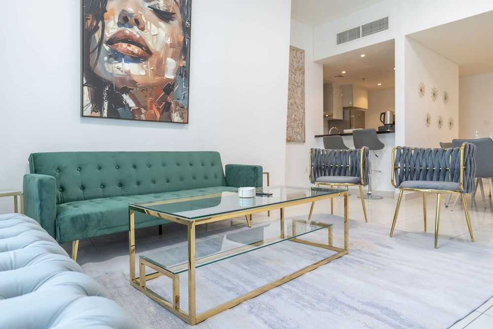 Marina Views and a 3 Bedroom Apartment in Dubai Marina