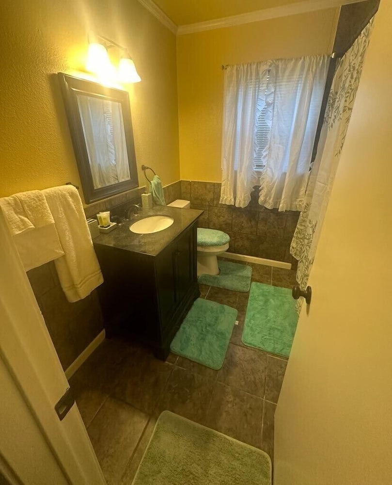 Modern Comfort Near Military Bases & Shopping Walk to Parks & Lakes!