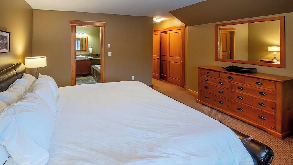 Pinnacle Ridge Chalets by Fernie Lodging