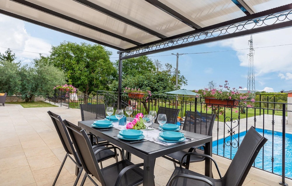 Stylish Villa With Swimming Pool and Garden