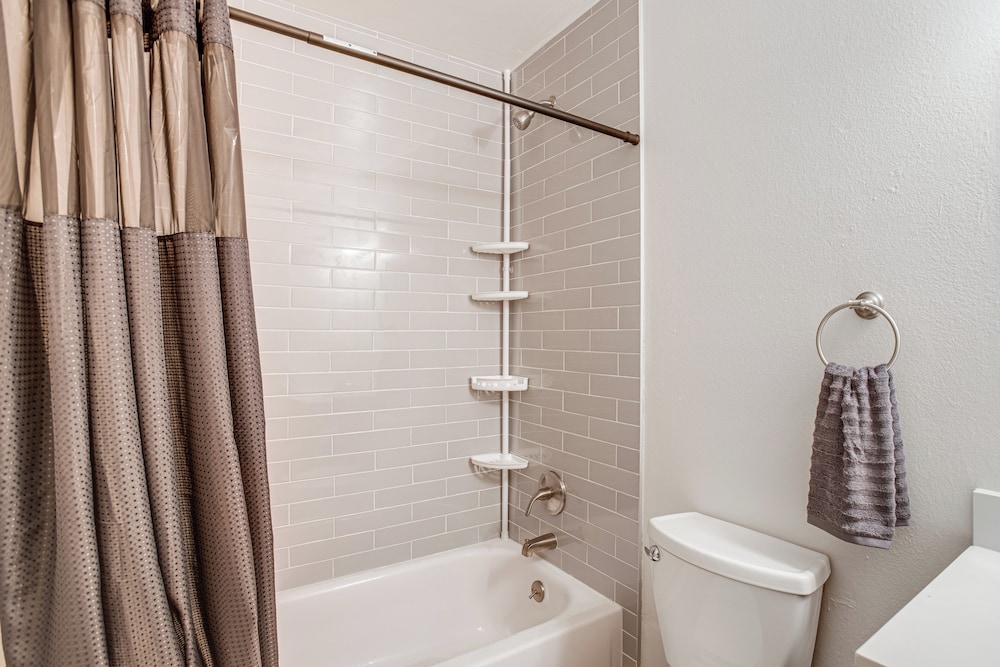 Explore Red Rocks & Green Mtn: Townhome w/ Pool!