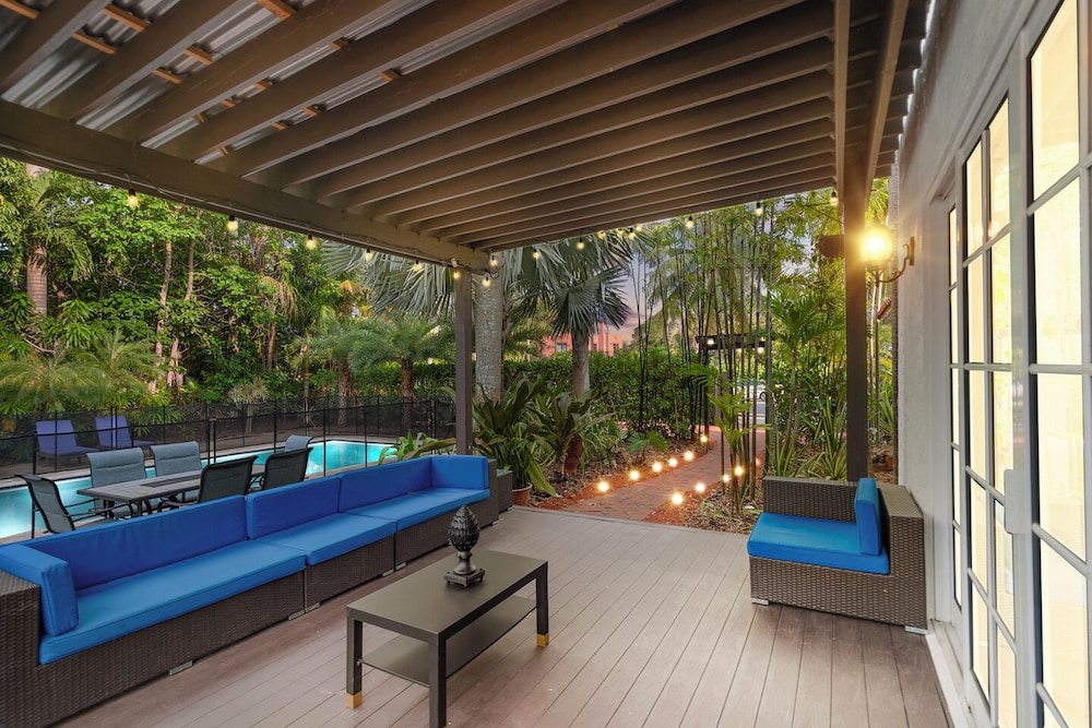 2 Mansions with Pool in West Palm Beach
