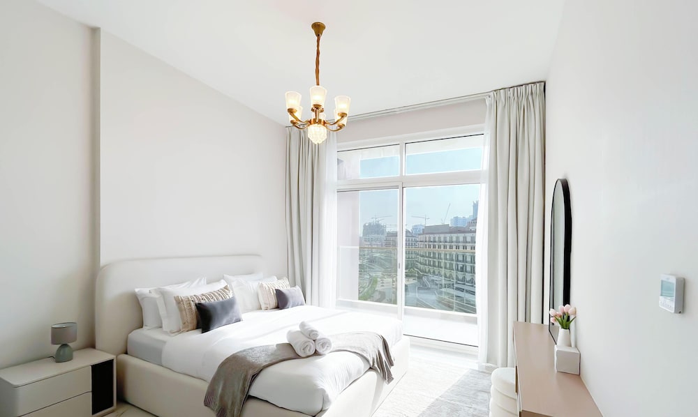 Jewelz Luxury 2BR Balcony, Pool & Garden Views