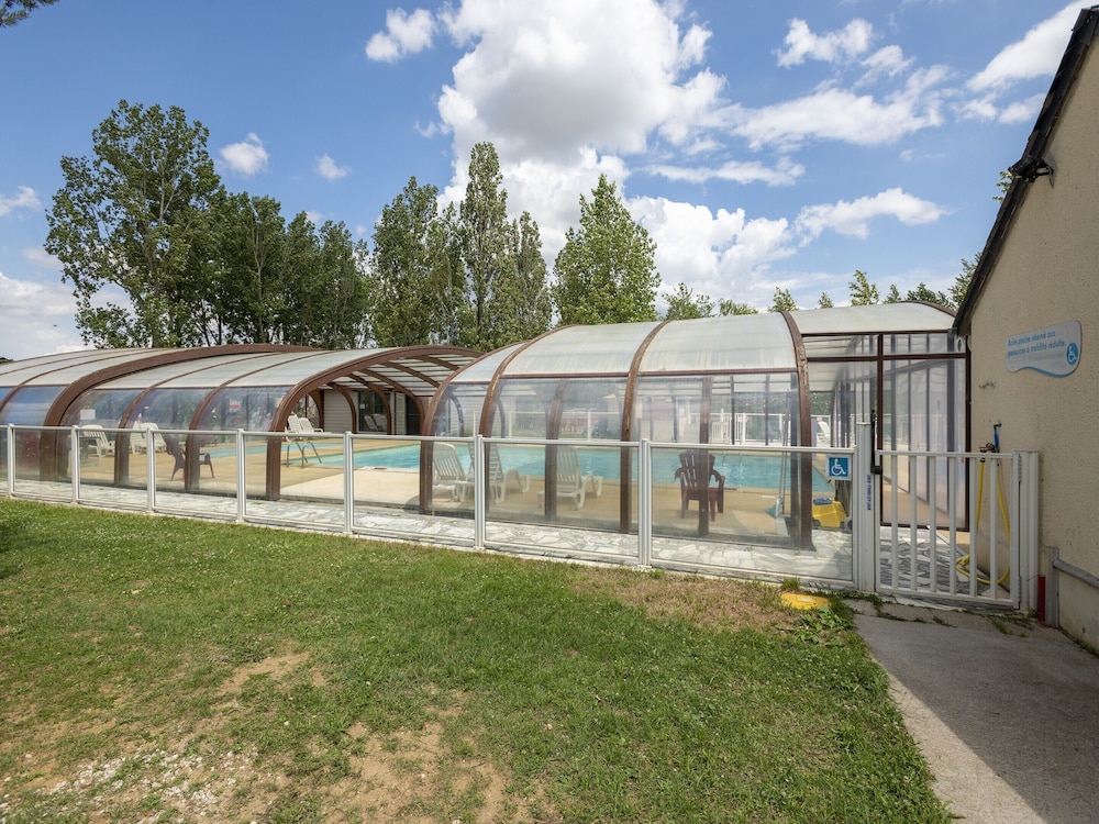 Mobile Home in Veuzain-sur-loire With Garden