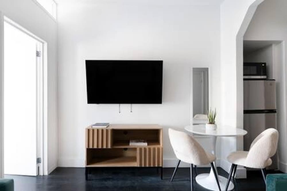 444-4c Newly Renovated Studio in Hell s Kitchen