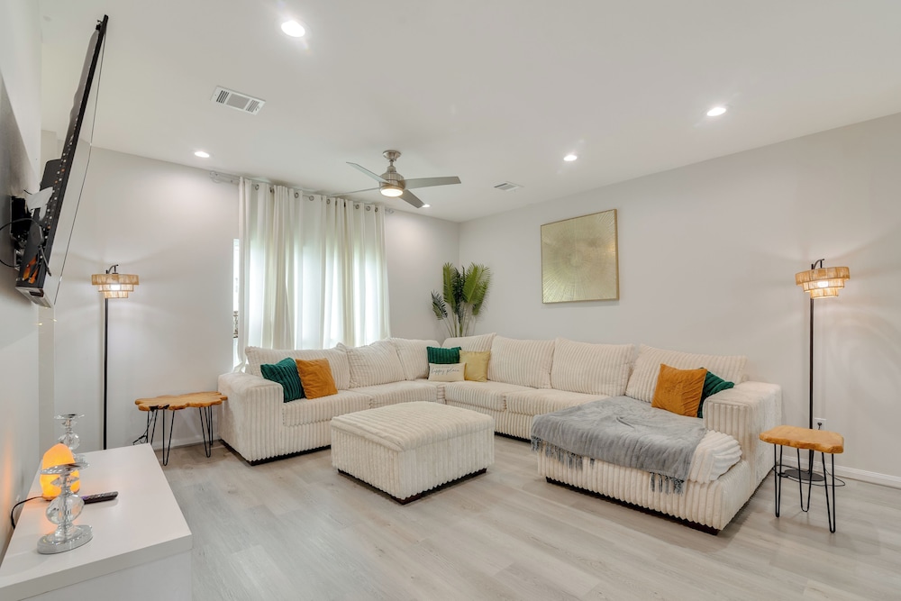 10 Mi to Downtown Houston: Family Home w/ Yard
