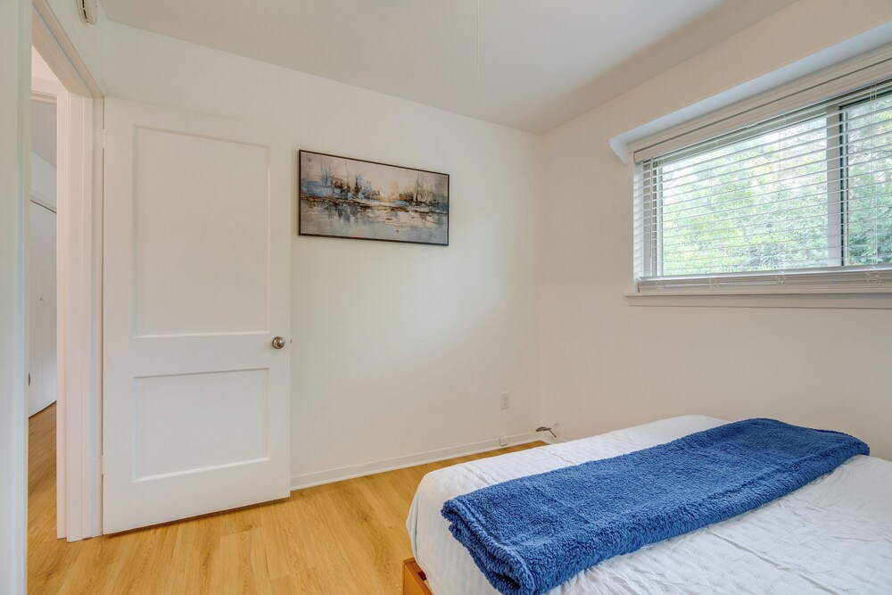 Walk to UT Austin! Charming Duplex w/ Game Room
