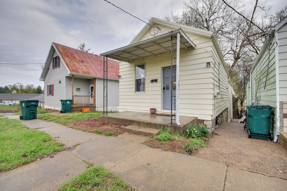 2 Mi to Historic District: Cozy Home in Quincy!