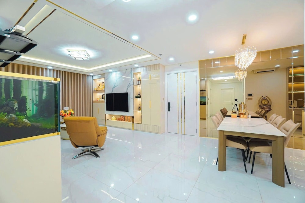 Apartment Landmark 81 by Urban Home