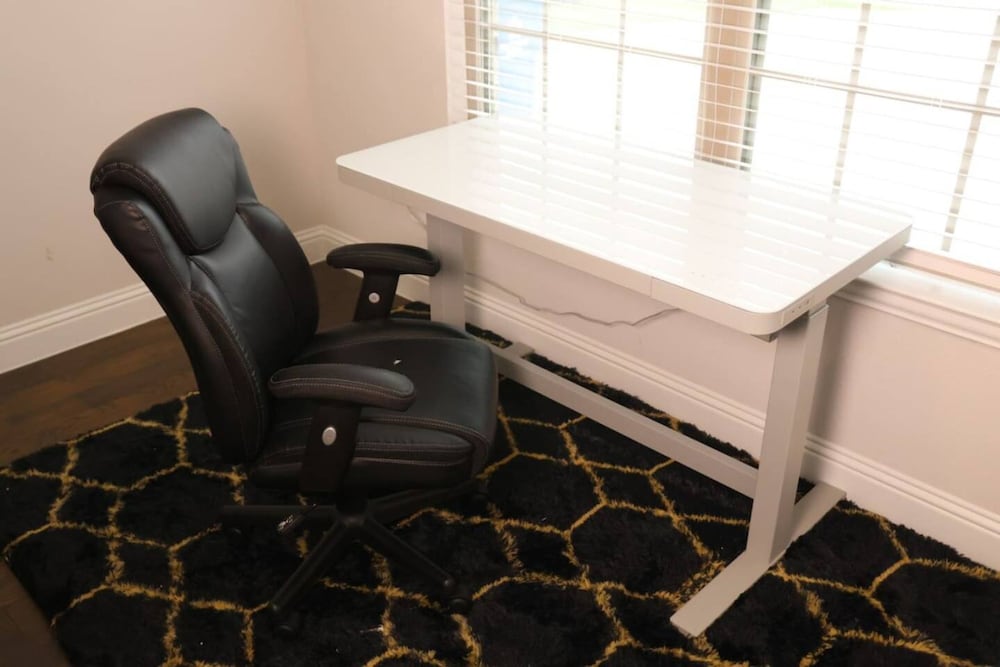 Spacious Home w Putting Green -for Extended Stays