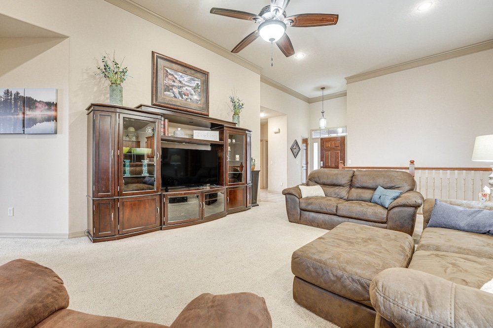 Relax Fireside: Branson West Gem w/ Hot Tub Access