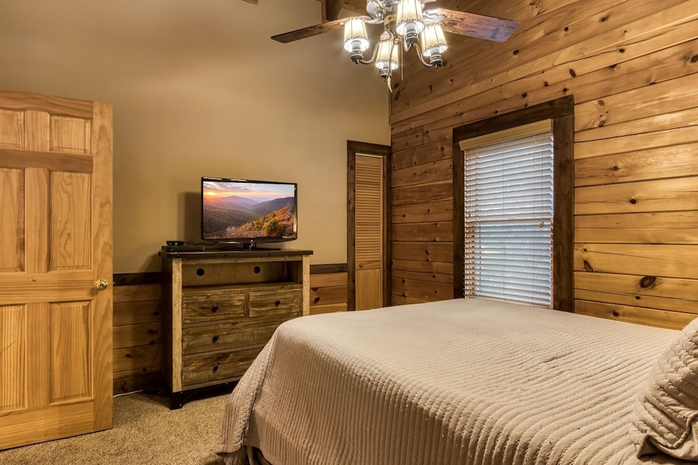 Cuddlin' Up, Er209 - Luxury At Its Finest And Location That Can't Be Beat! 2 Bedroom Cabin by RedAwning view 3