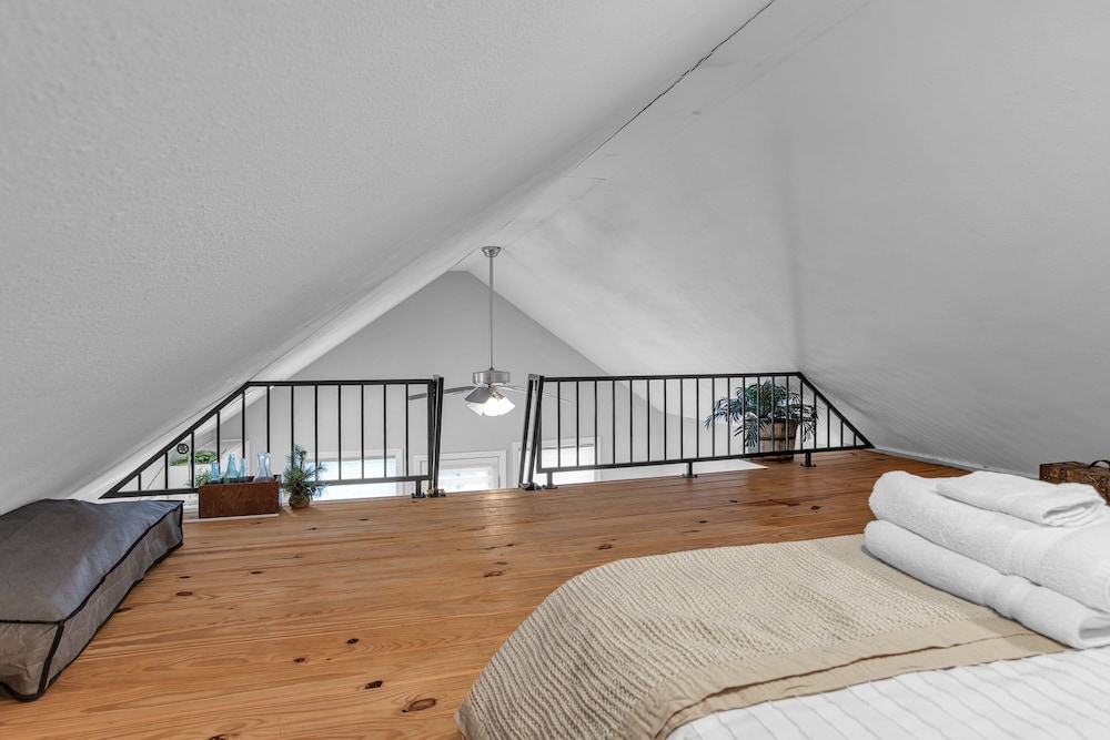 Mountain Koru Near Trails & Town 2 Bedroom Cabin