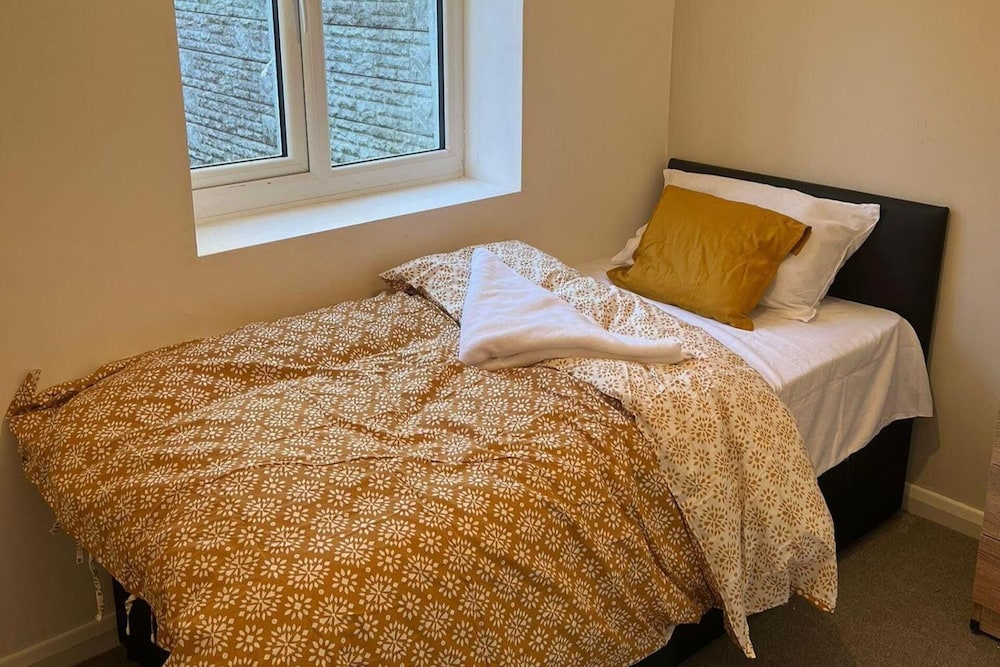 5 Bedroom Cosy Bloxwich Stay - Wifi & Free Parking