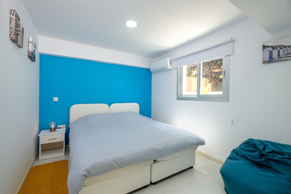 Gabinos - 1BR - Square Center view 2