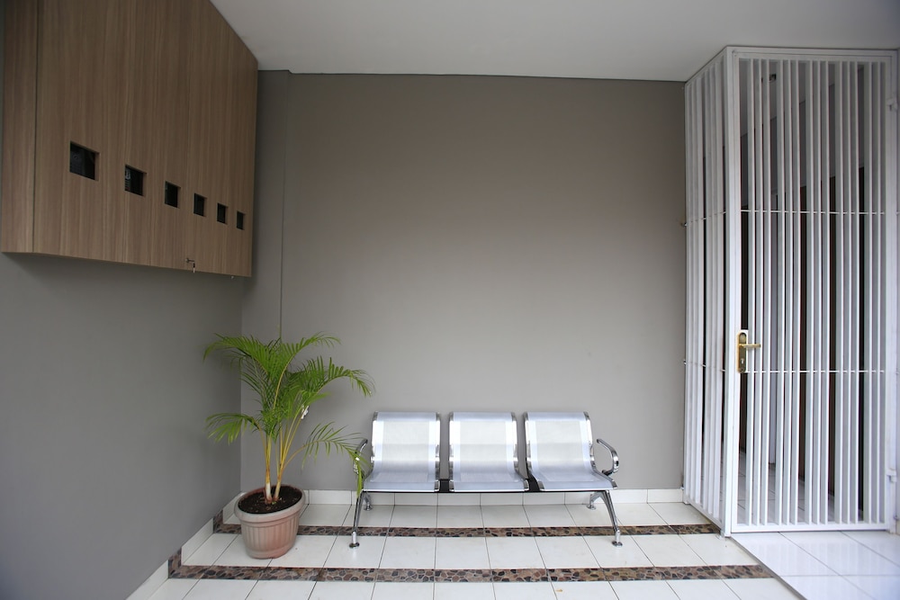RedDoorz @ Karet Pedurenan 2
