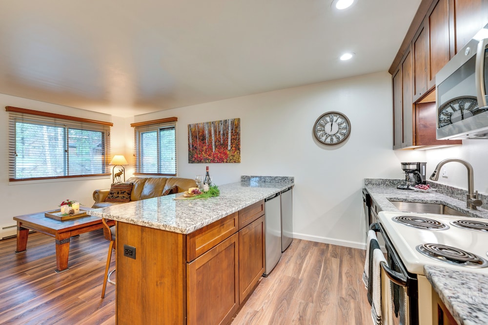 Estes Park Condo Rental: Balcony w/ River Views!