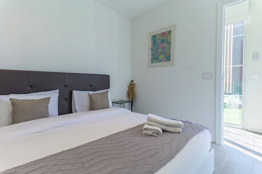 GlassHaus Rooftop 2-BR & Pool in Ghazir