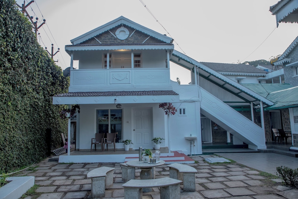 Savithri  Bungalow By XploreIndo