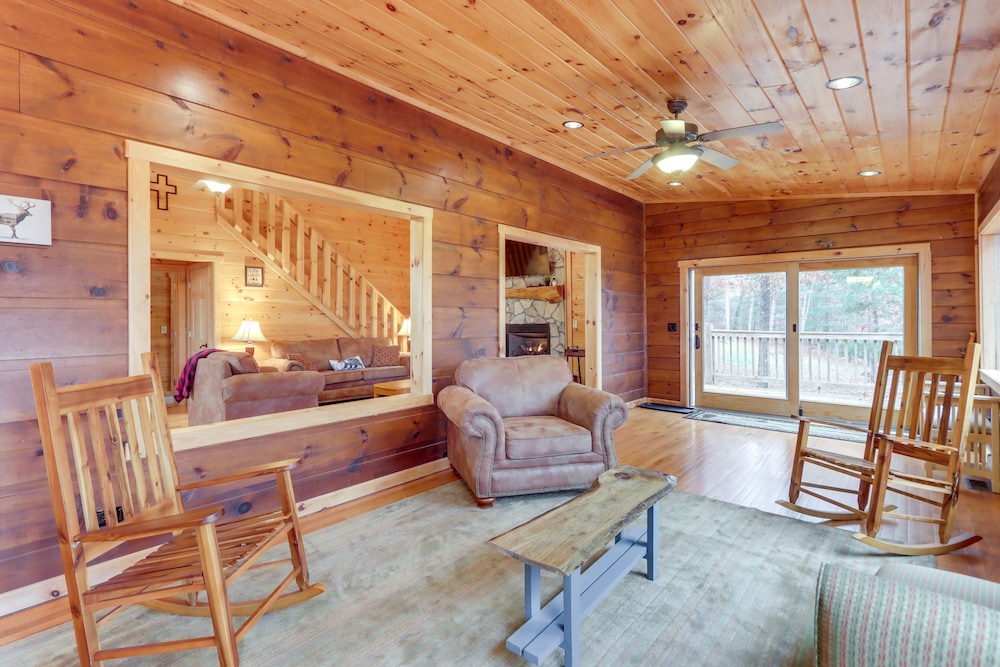 Blue Ridge Cabin w/ Hot Tub, 5 Mi to Downtown!
