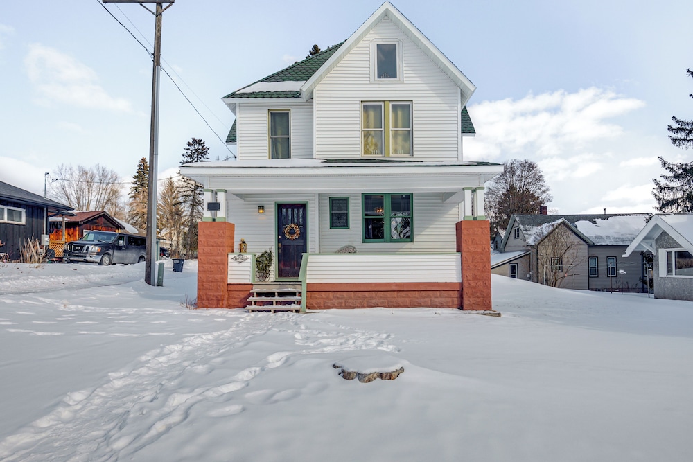 Close to Lake Superior: Walkable Washburn Charmer!