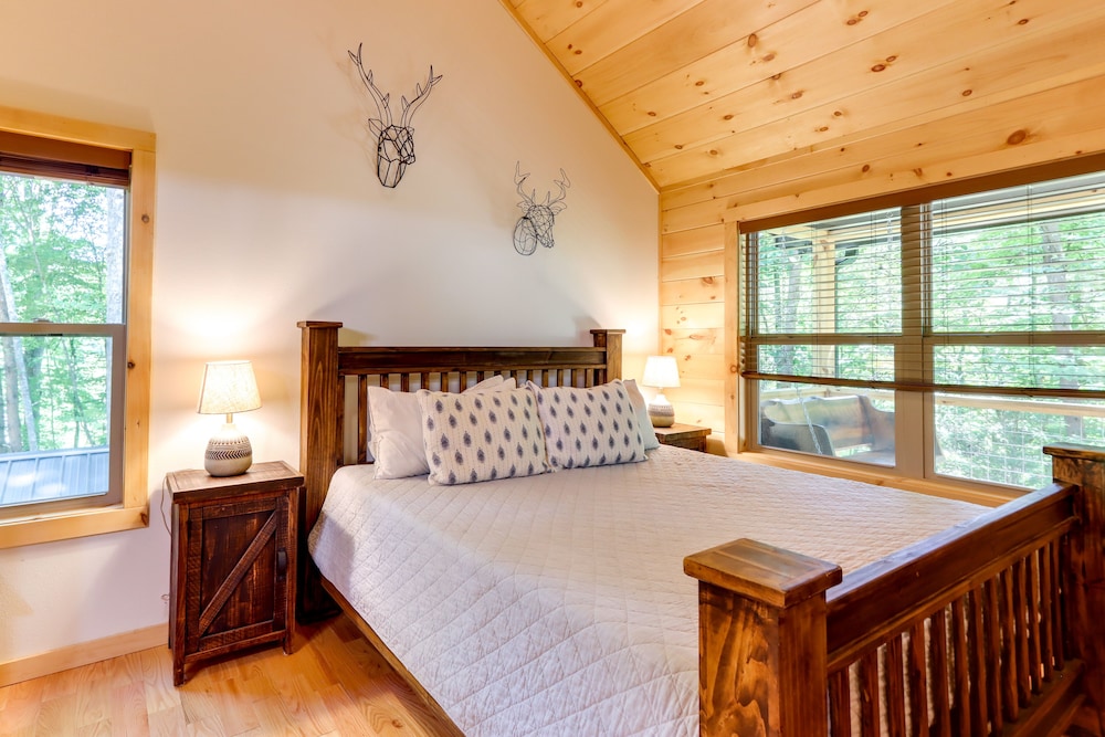Blue Ridge Mountains Cabin w/ Hot Tub & Game Room! view 2