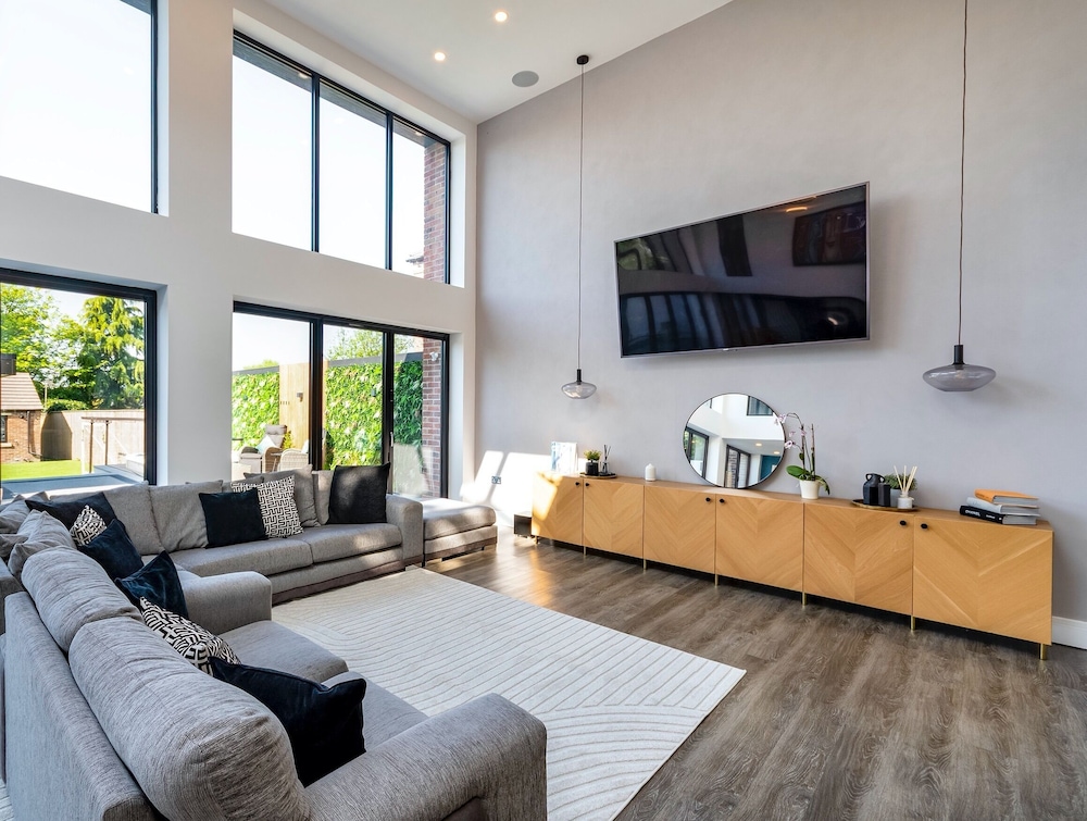 5 Bed Villa-sleeps 10-hot Tub-bar & Pool Table