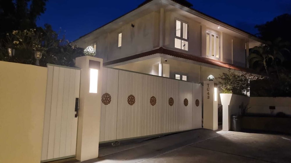 4Bed PoolVillaSteps from the Beach KBR34