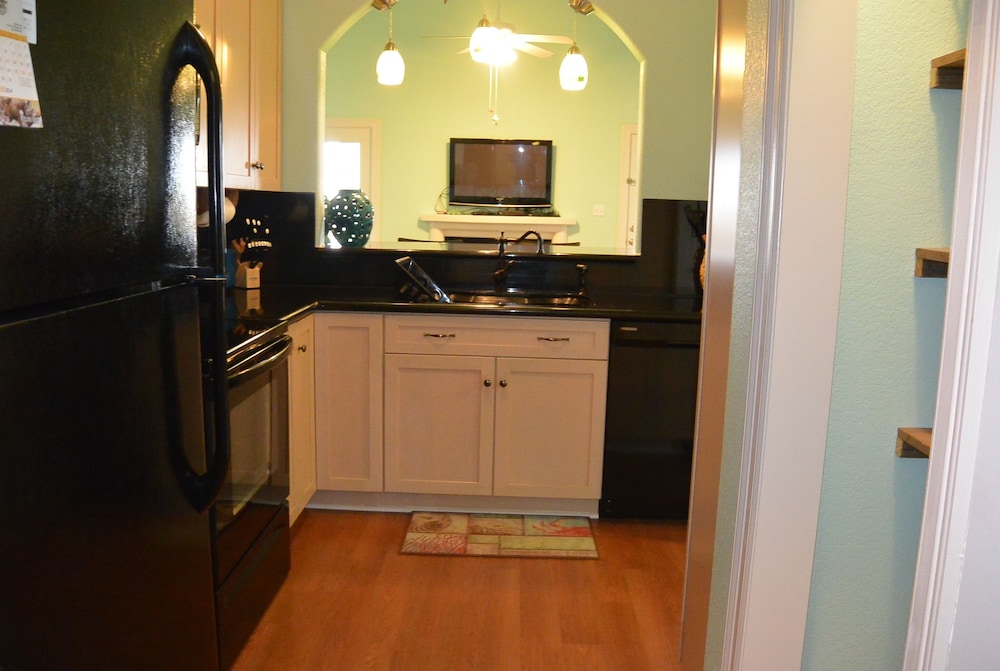 Private Pelican 2 Bedroom Home