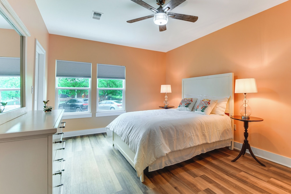 Walk to Beach & Harbor: Dtwn Pass Christian Home