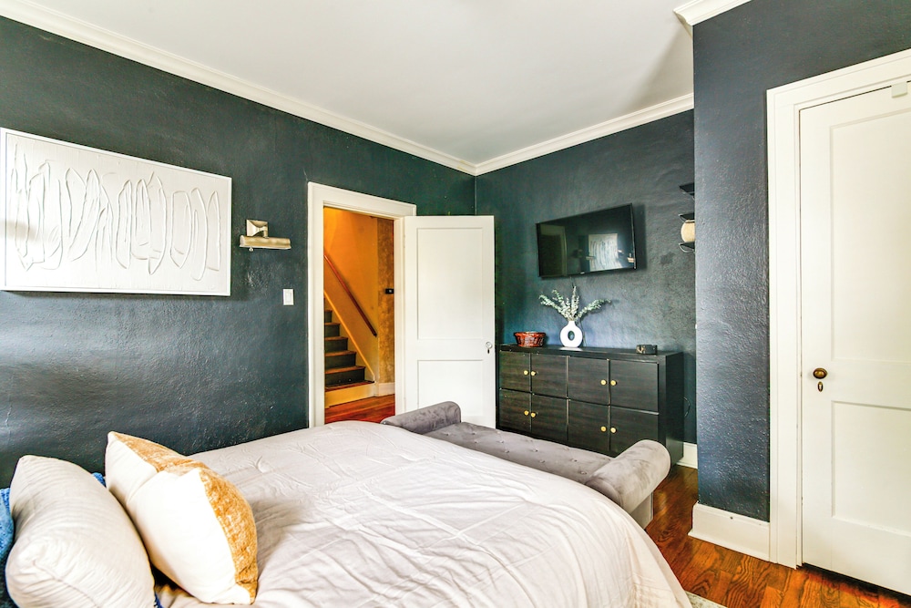 2 Mi to Memphis Zoo: Charming Home w/ Private Yard