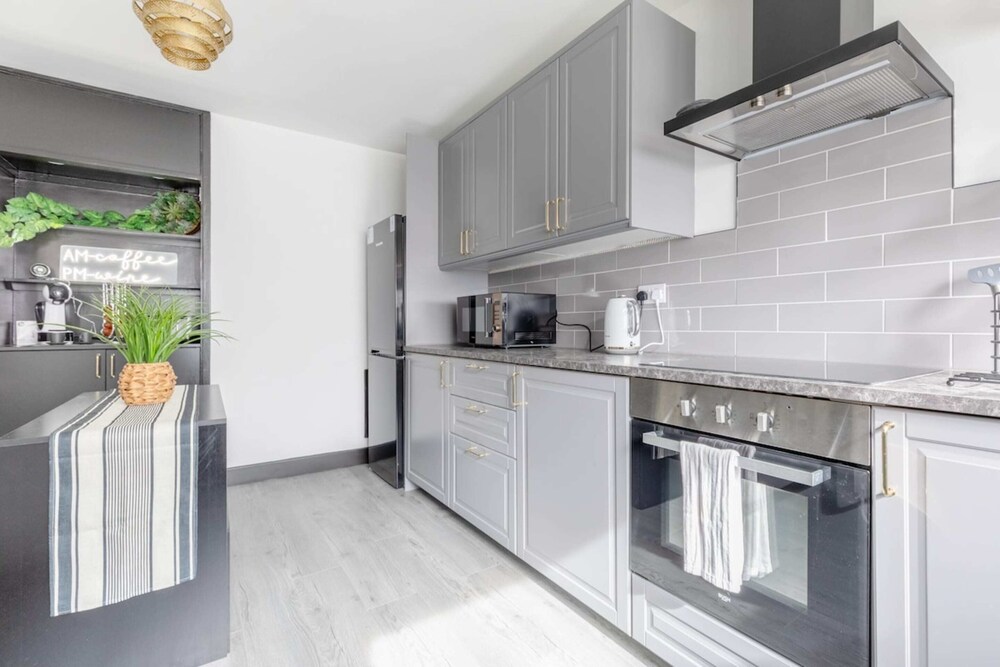 Newly Renovated 3BD Home, Islington!