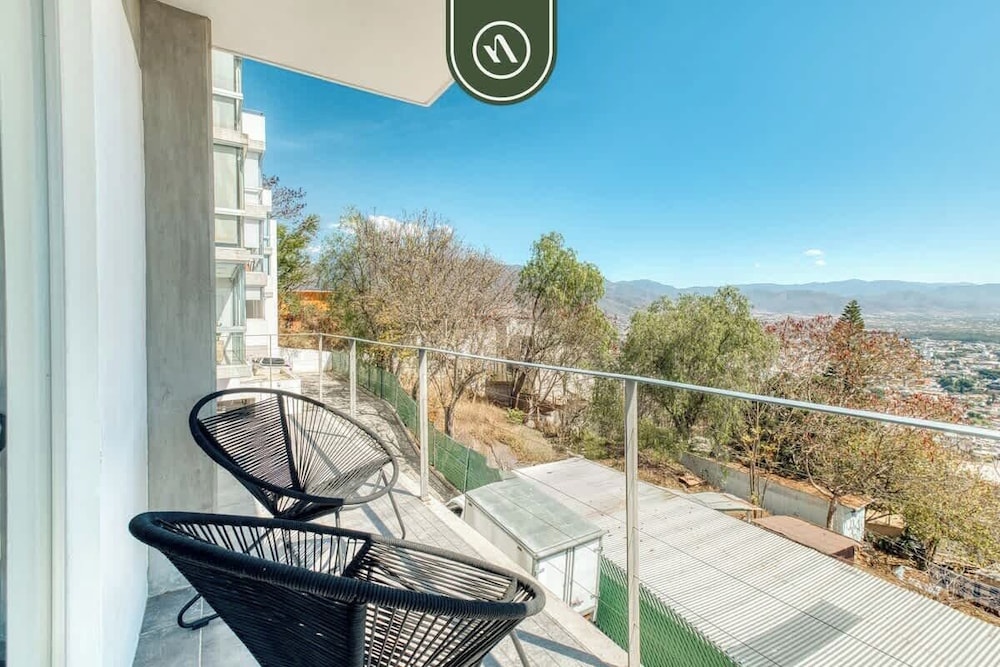 3 BR Condo - Panoramic Views - 5 Min to Downtown