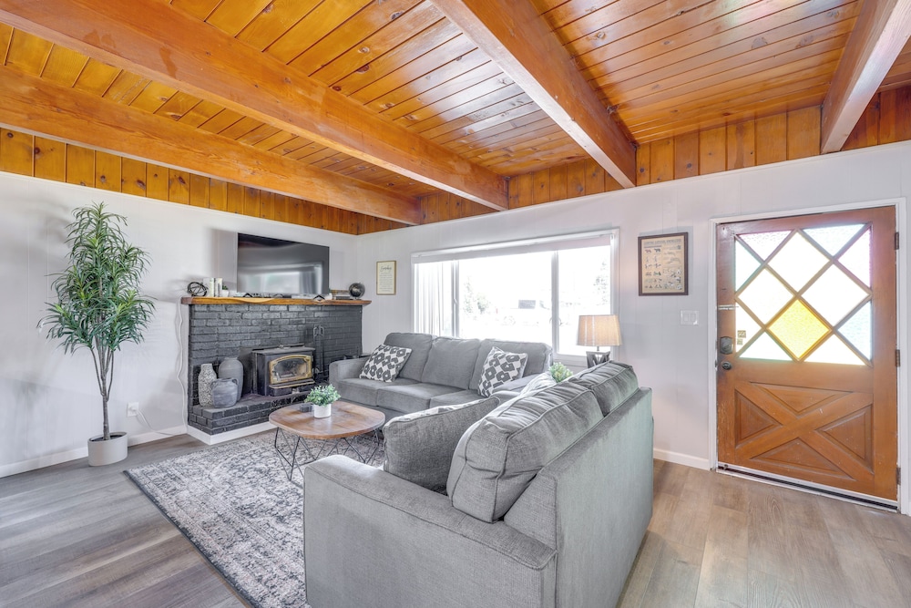 2 Mi to Trails: Modern Mountain Condo in Big Bear